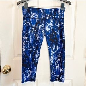 COPY - Alo Yoga Airbrushed Blue Python Print Capri Leggings